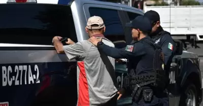 Polic�a deteniendo a individuo