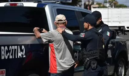 Polic�a deteniendo a individuo