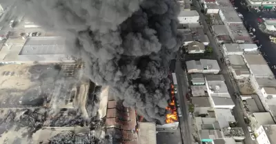 Contienen cuerpos de emergencia incendio en industria de La Mesa