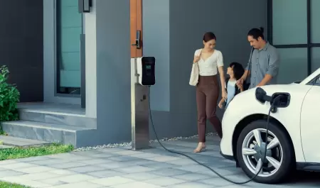 Vehculo elctrico y estacin de carga en casa.