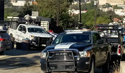 Carro con cuerpos abandonado