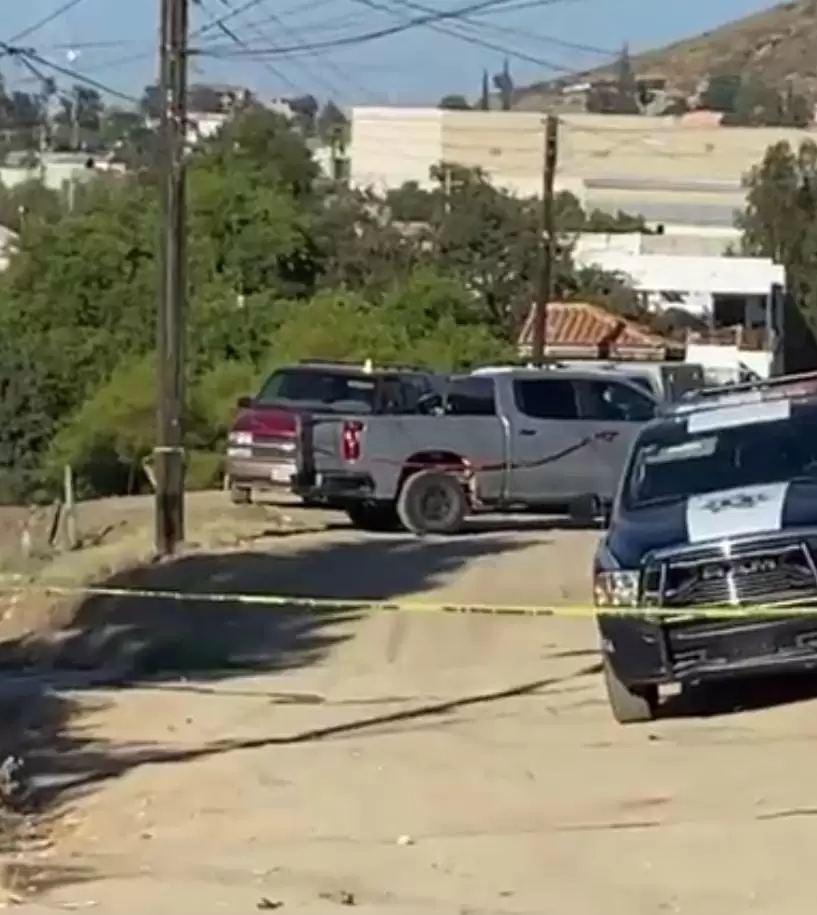 Carro con cuerpos abandonado