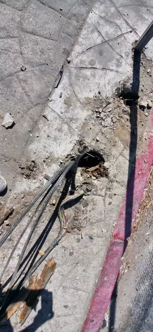 Poste de telefon�a y televisi�n por cable est� por colapsar en bulevar Agua Caliente