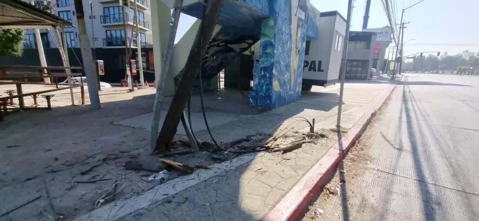 Poste de telefon�a y televisi�n por cable est� por colapsar en bulevar Agua Caliente