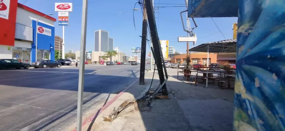 Poste de telefon�a y televisi�n por cable est� por colapsar en bulevar Agua Caliente