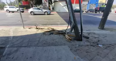 Poste de telefon�a y televisi�n por cable est� por colapsar en bulevar Agua Cali
