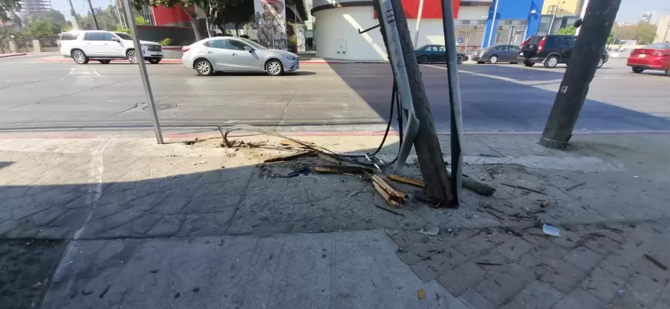 Poste de telefon�a y televisi�n por cable est� por colapsar en bulevar Agua Caliente