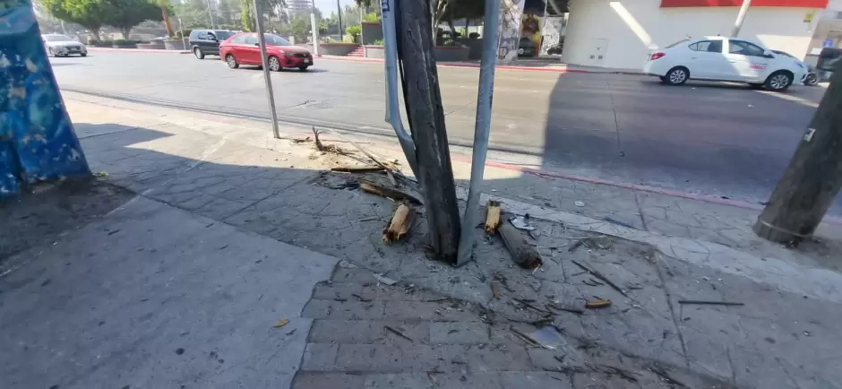 Poste de telefon�a y televisi�n por cable est� por colapsar en bulevar Agua Caliente