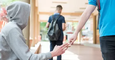 Estudiante de secundaria comprando drogas