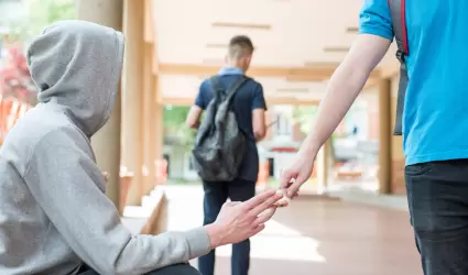 Estudiante de secundaria comprando drogas