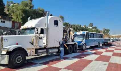 Remolca Ayuntamiento de Tijuana autobs que invade carril de rampa de frenado