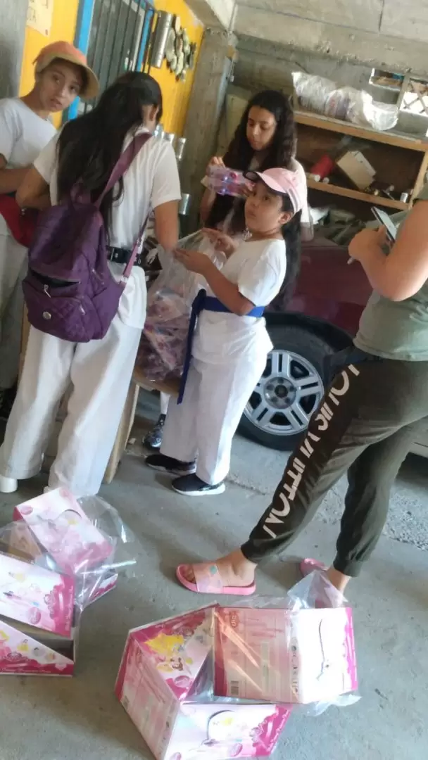 Venden agua en la calle para reunir fondos