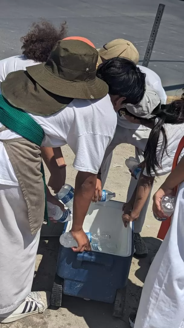 Venden agua en la calle para reunir fondos