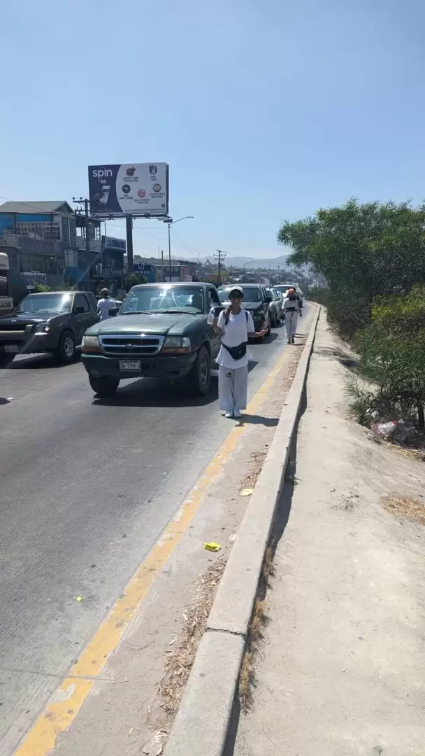 Venden agua en la calle para reunir fondos