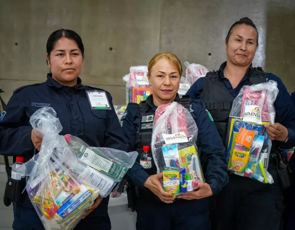 Entrega de despensas y donativos escolares para hijos de policas, bomberos y personal de la SSPCM