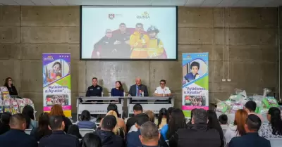 Entrega de despensas y donativos escolares para hijos de policas, bomberos y pe