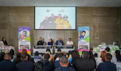 Entrega de despensas y donativos escolares para hijos de policas, bomberos y pe