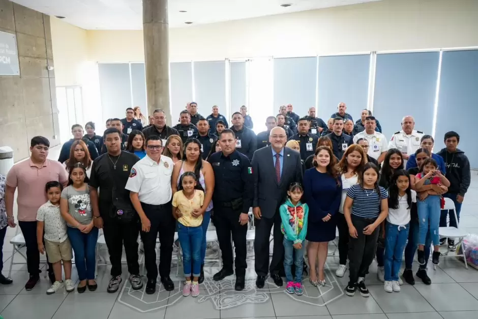 Entrega de despensas y donativos escolares para hijos de policas, bomberos y personal de la SSPCM