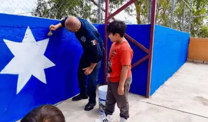 Policas municipales y nios plasman arte en mural preventivo