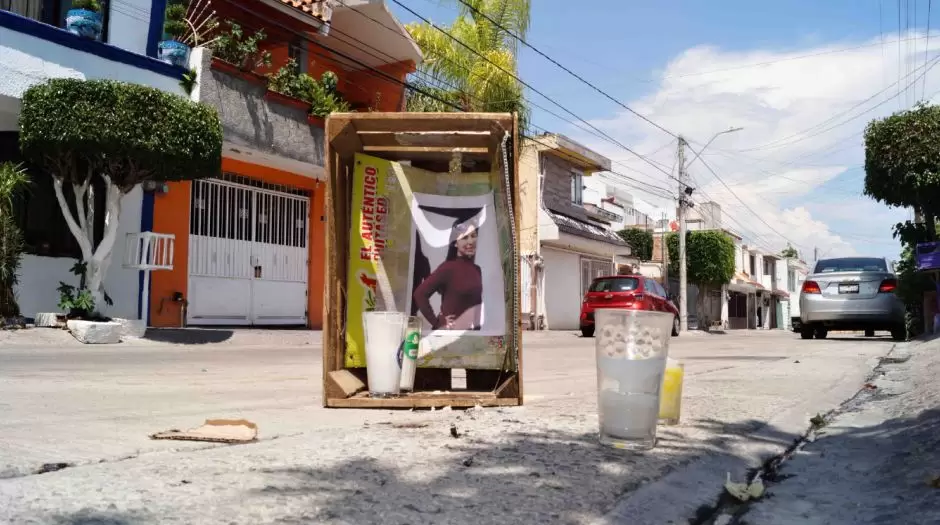 Los vecinos de la calle donde fue asesinada colocaron veladoras y un pequeo altar con su fotografa.