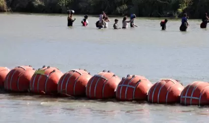 Migrantes cruzando el Ro Bravo