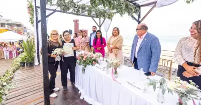 Matrimonio a ms de 150 parejas frente al mar