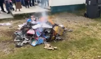 Indgenas tzotziles queman libros de texto porque consideran que "son del diablo