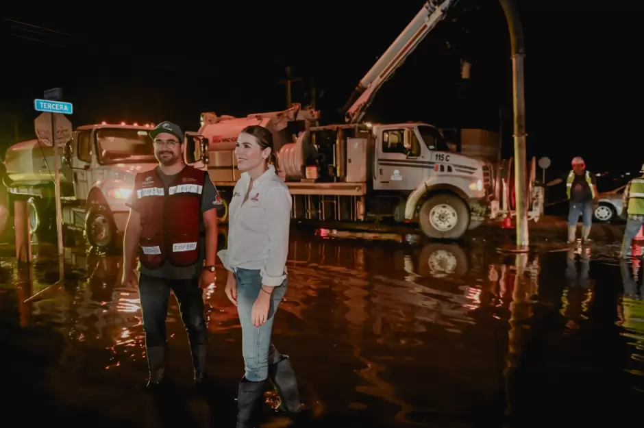 Recorre Gobernadora de BC zonas afectadas por tormenta Hilary en Mexicali