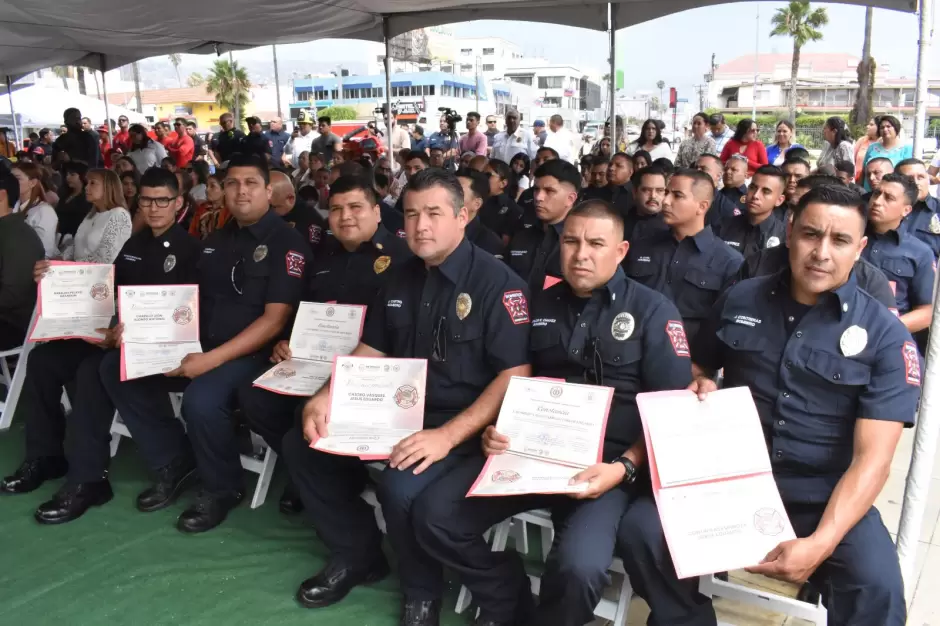 Entrega de uniformes y equipamiento a bomberos