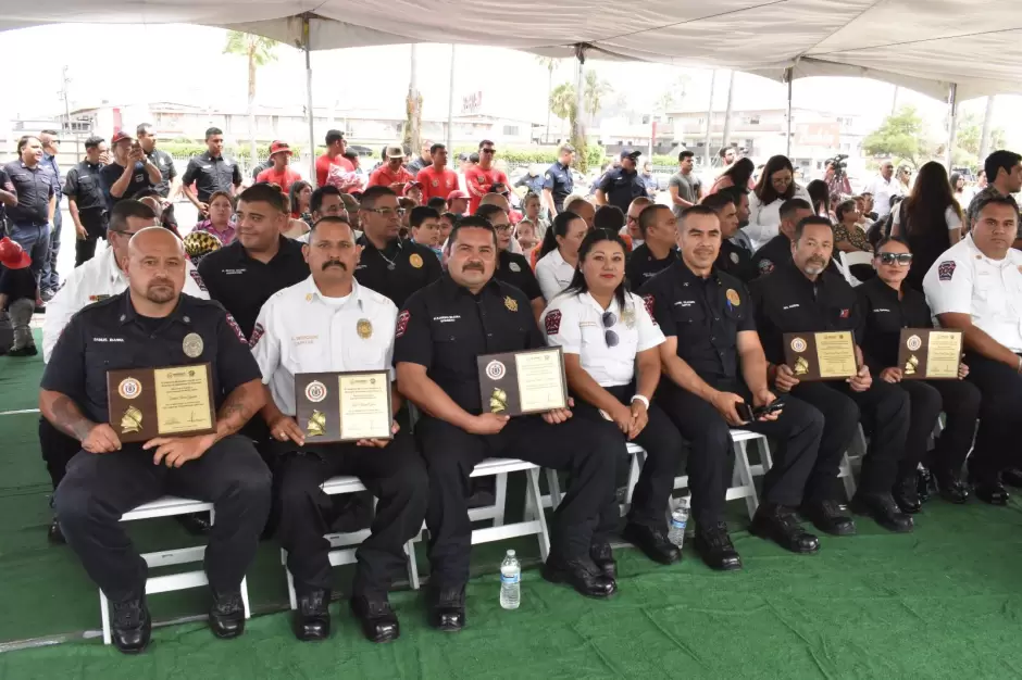 Entrega de uniformes y equipamiento a bomberos