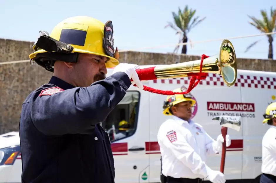 Entrega de uniformes y equipamiento a bomberos