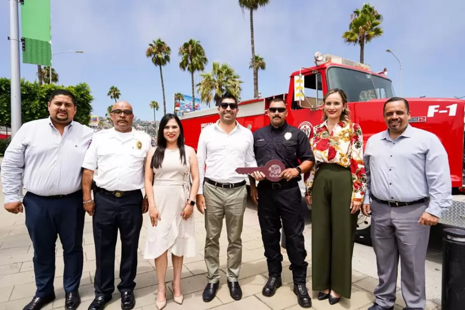 Entrega de uniformes y equipamiento a bomberos