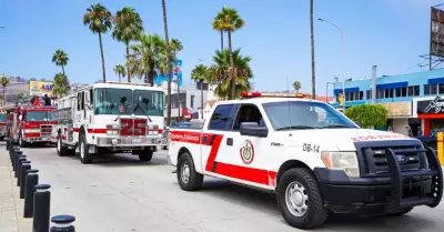 Entrega de uniformes y equipamiento a bomberos