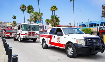 Entrega de uniformes y equipamiento a bomberos