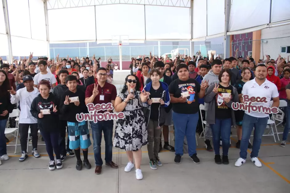 Entrega de vales de uniformes a estudiantes