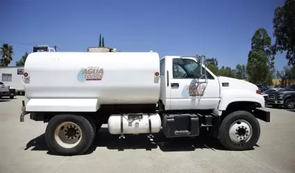 Entrega Armando Ayala cami�n cisterna a la comunidad de Real del Castillo