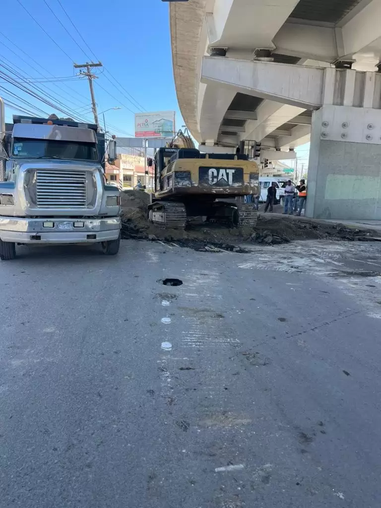 Trabaja CESPT en la rehabilitación de un pozo de visita del colector industrial en Tijuana