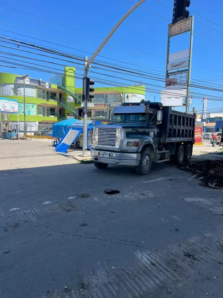 Trabaja CESPT en la rehabilitación de un pozo de visita del colector industrial en Tijuana