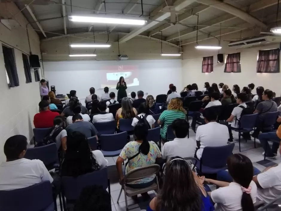 Reunin con madres y padres de familia de estudiantes