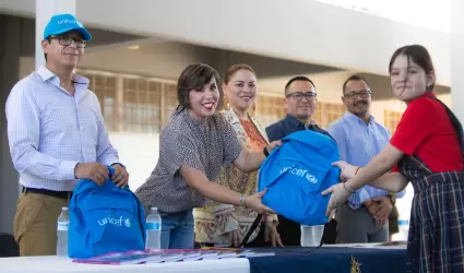 Entrega de mochilas en secundaria de Mexicali