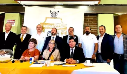 Alexander Bazn Gmez como presidente del Colegio Abogados de Tijuana