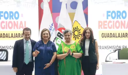 Xchitl Glvez y Beatriz Paredes en el Foro Guadalajara