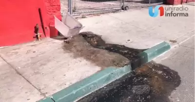 VIDEO: Denuncian derrame de aguas negras que no atiende la Cespt en pleno Centro