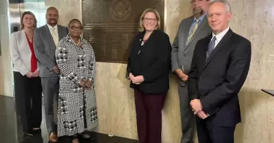 Develan placa en memoria de Edgar Flores Santos en la sede del