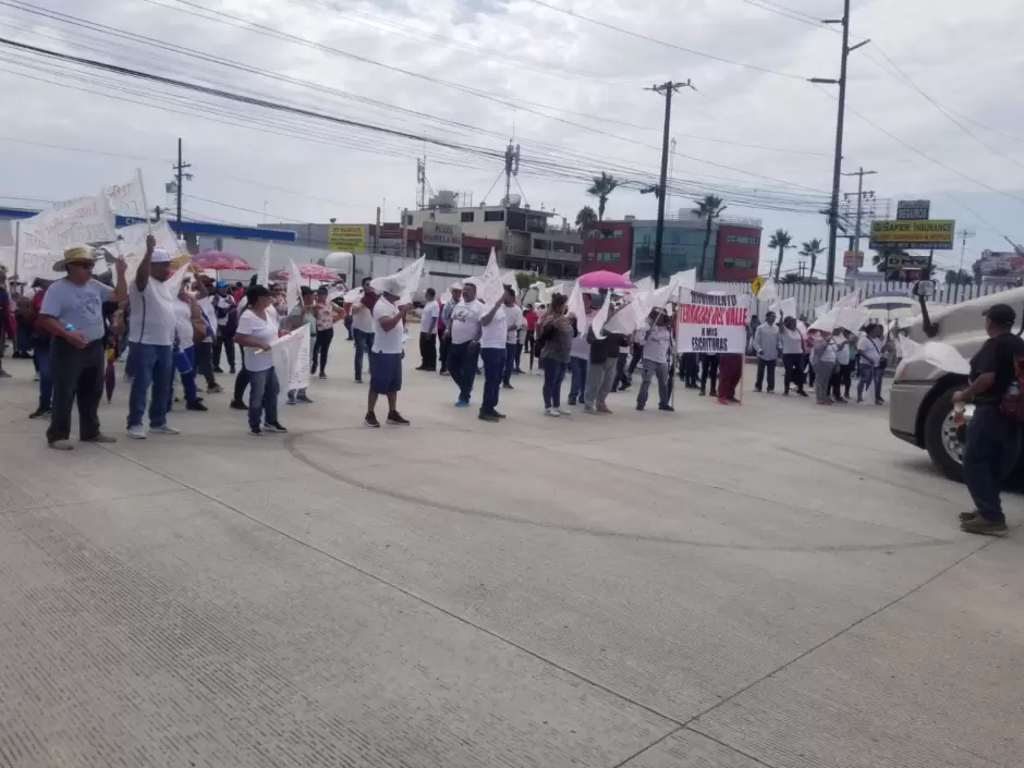 Manifestantes cierran garita de exportacin en Otay