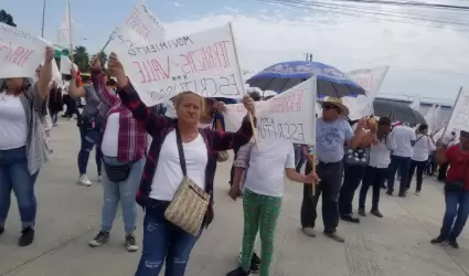 Manifestantes cierran garita de exportacin en Otay