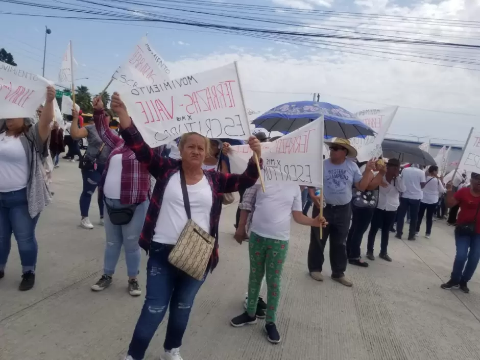 Manifestantes cierran garita de exportacin en Otay