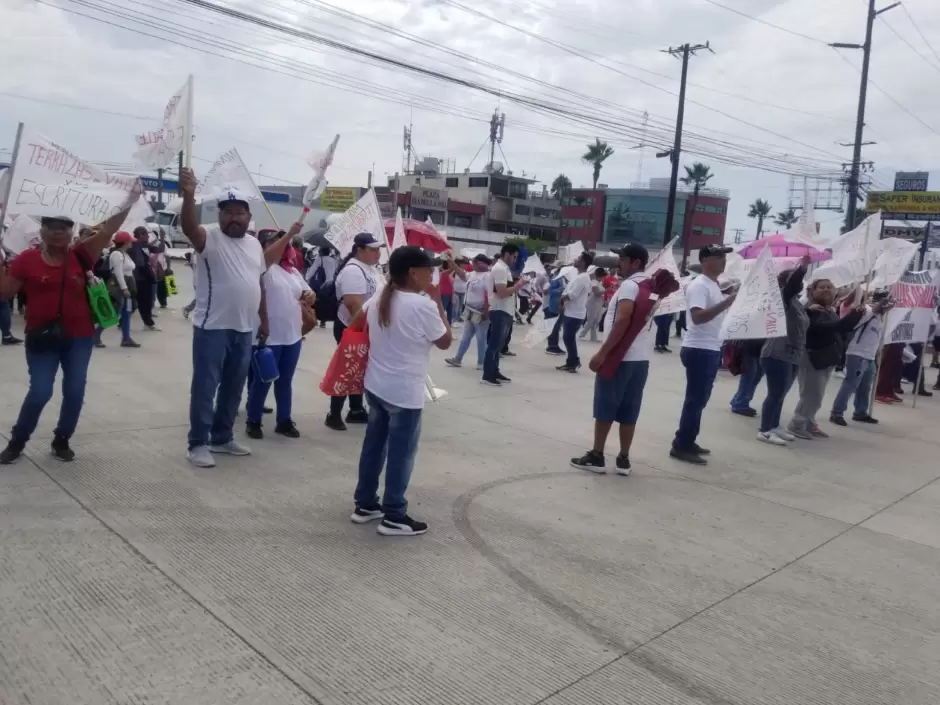 Manifestantes cierran garita de exportacin en Otay