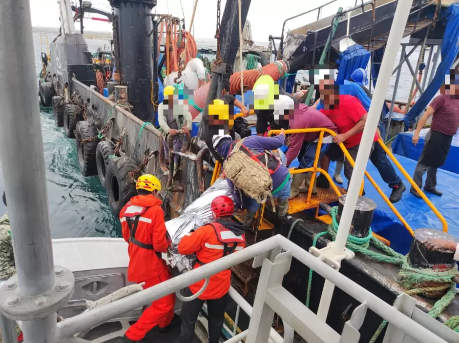 Personal Naval realiza rescate de 13 personas y realiza evacuaci�n m�dica en inmediaciones de Ensenada