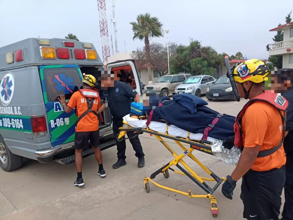 Personal Naval realiza rescate de 13 personas y realiza evacuaci�n m�dica en inmediaciones de Ensenada